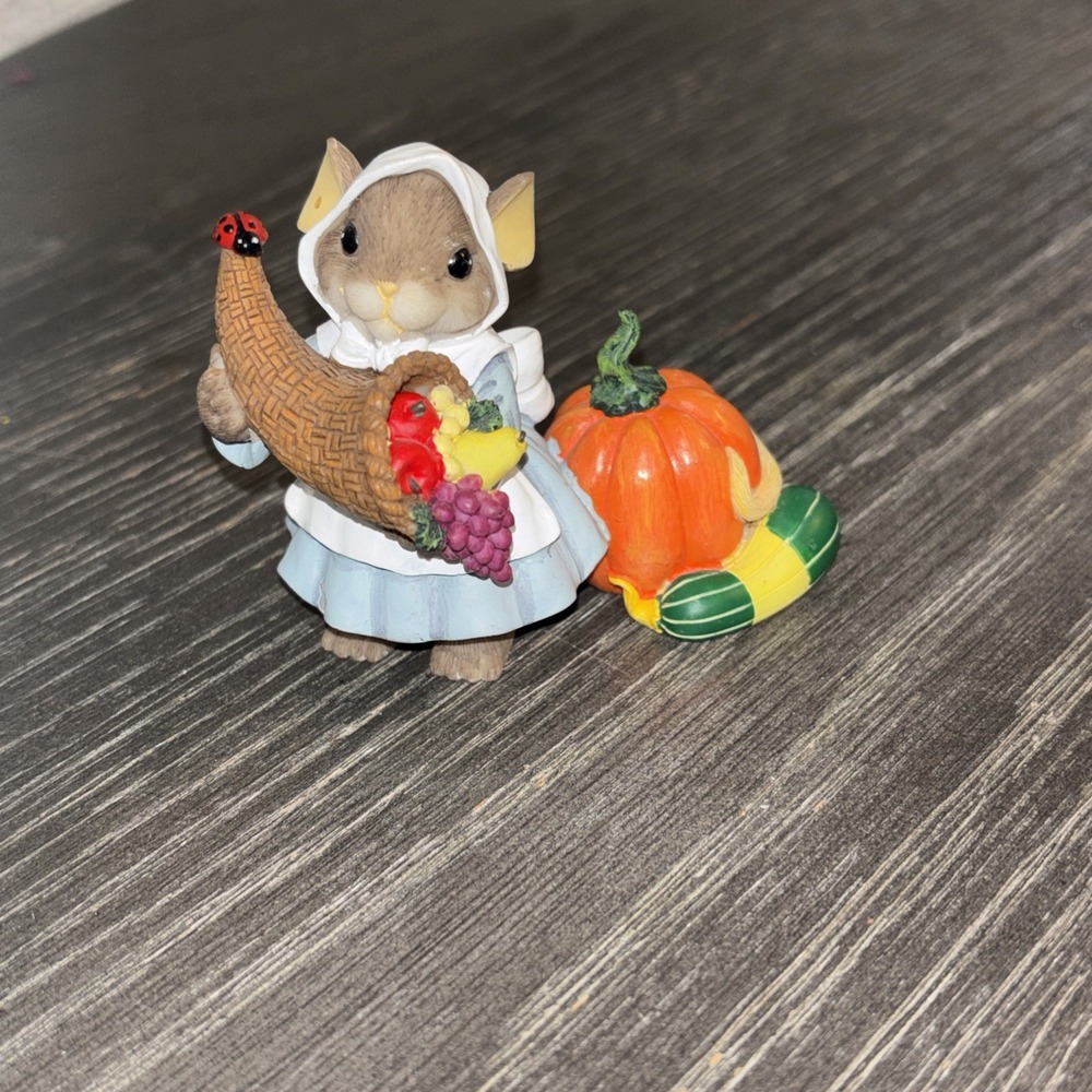 CHARMING TAILS Fall Figurine "Holding A Harvest Of Good Things For You"